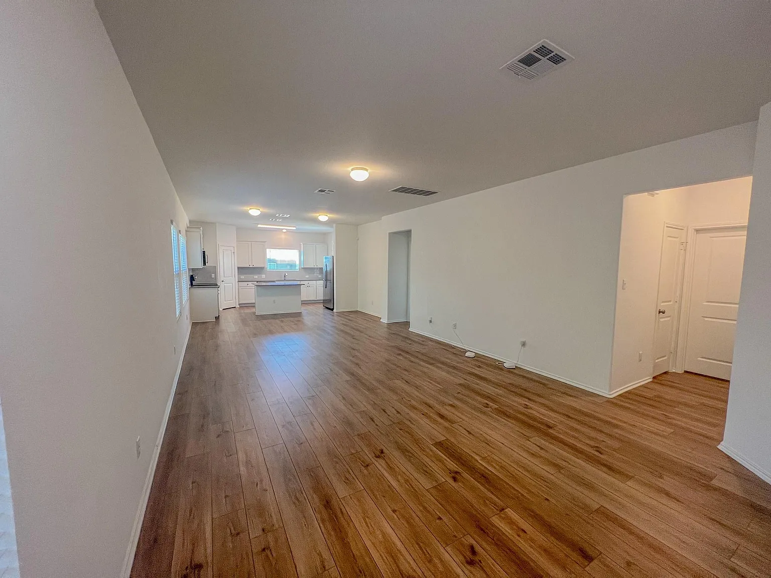 4 bed, 3.5 bath, 2348 sqft, $2,085 — Photo 3