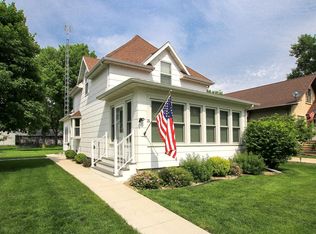 21 1st St, Fairfax, MN 55332