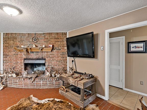 5th image of 8166 Riley Rd