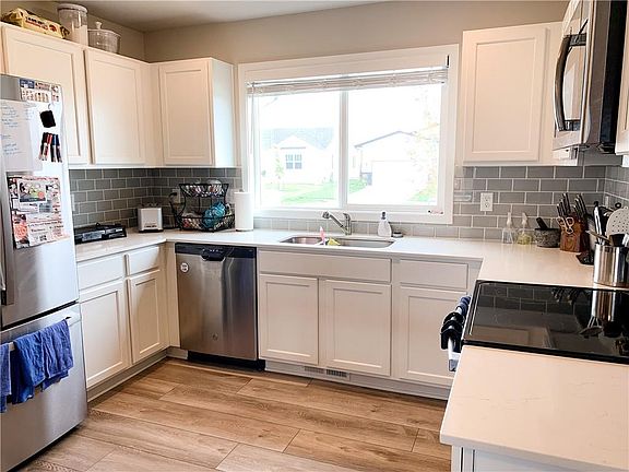 3rd image of 806 NE Meadow Landing Dr