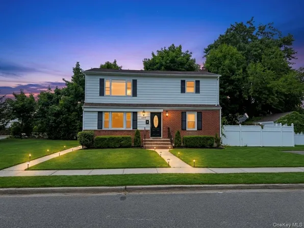 1077 Gerald St, Uniondale, NY 11553