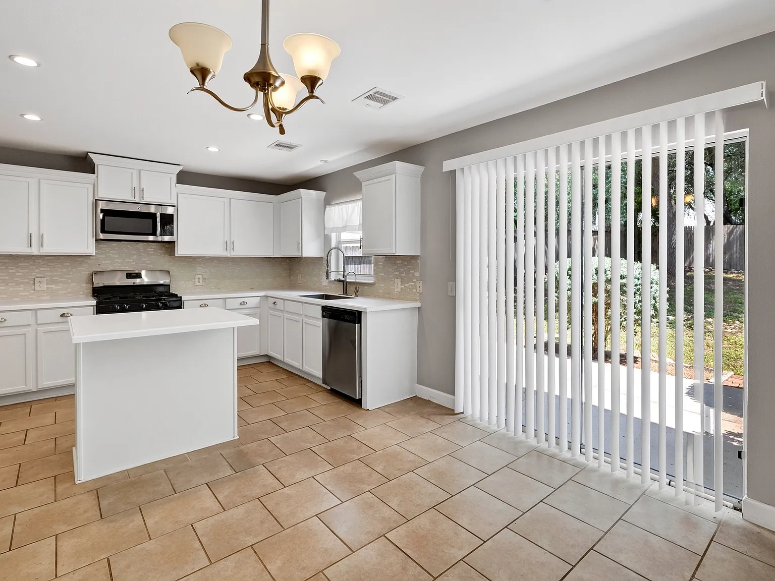 3 bed, 2.5 bath, 2372 sqft, $2,250 — Photo 3
