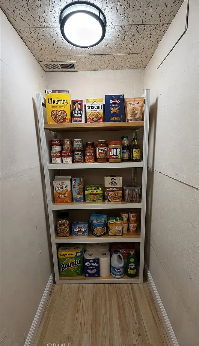 1 bed, 756 sqft, $1,300 — Photo 4