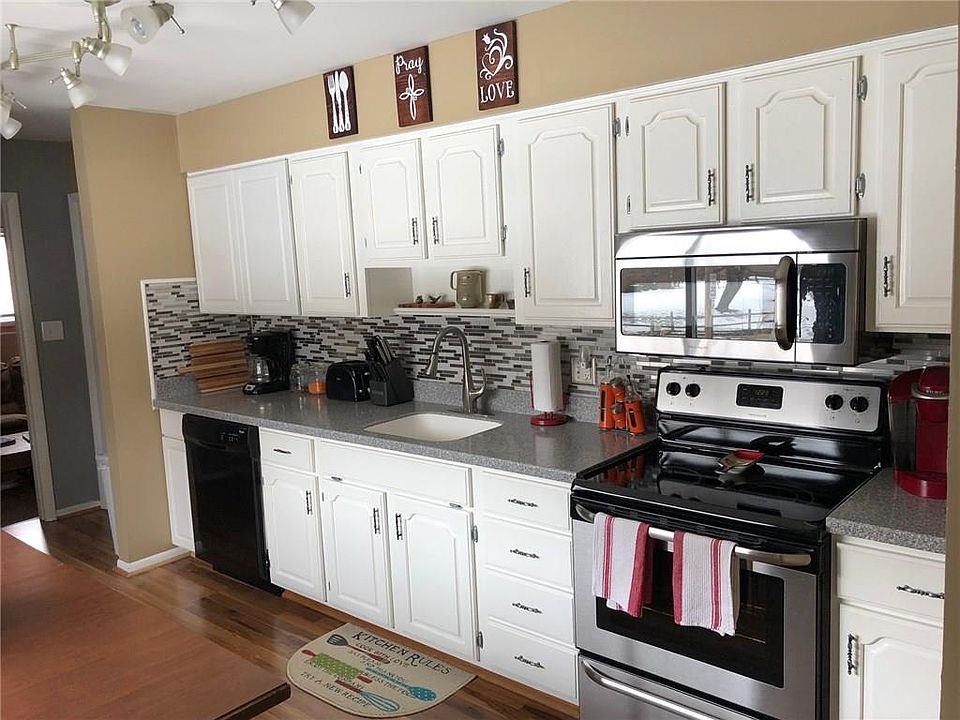 2nd image of 3742 Thorncrest Dr