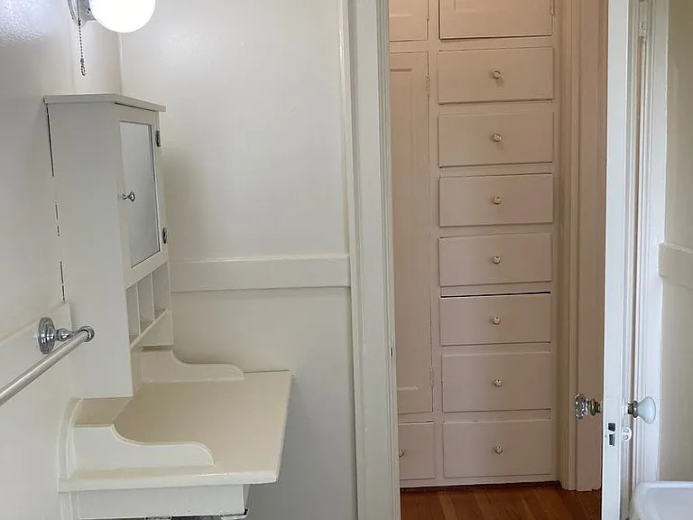 Burgess Apartments — Photo 10