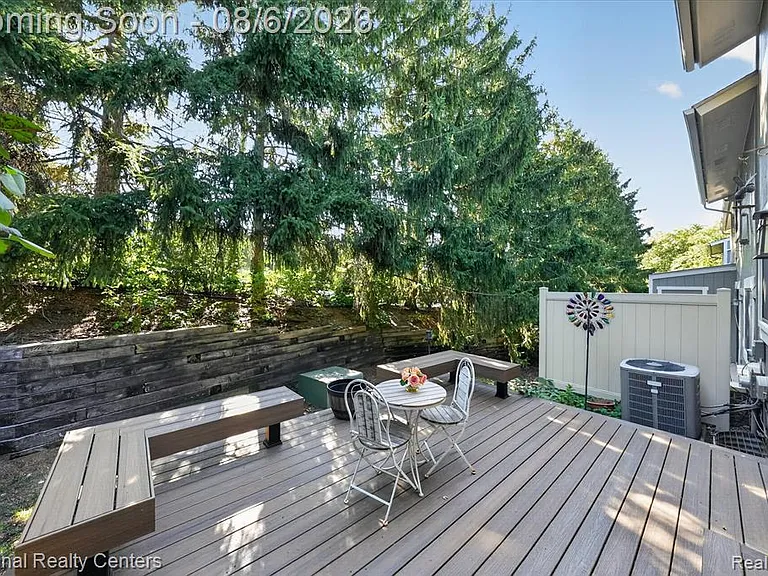 878 Yorktown Ct — Photo 1