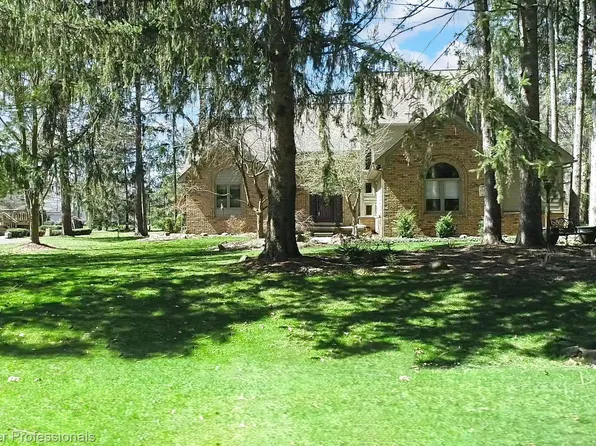 33 Great Pines Dr, Oxford, MI 48371