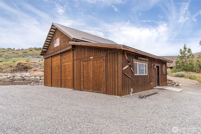 3rd image of 240 Little Butte Ranch Road