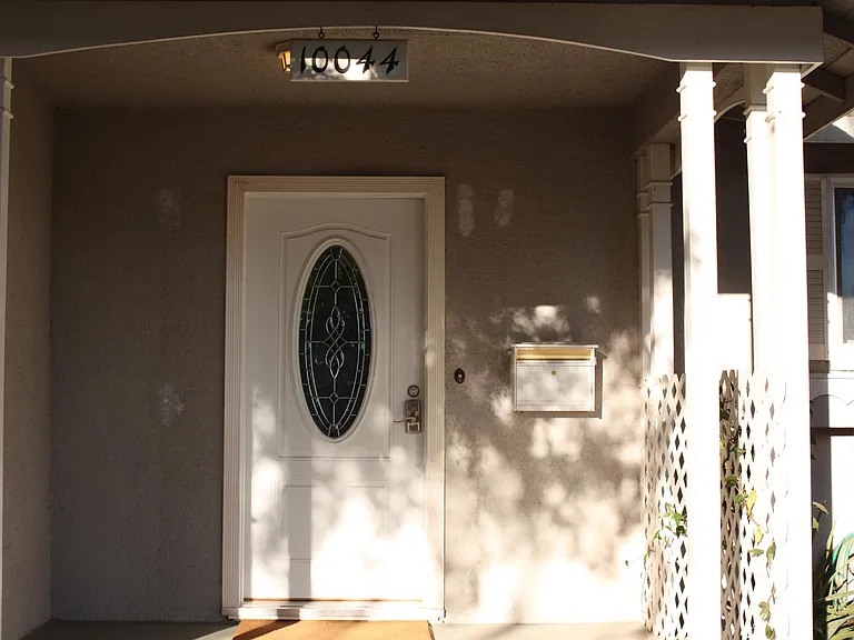 10044 Woodley Ave — Photo 6