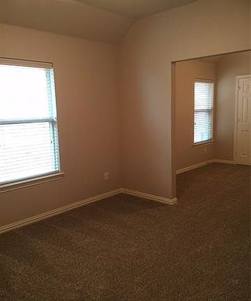 3rd image of 939 Lexington Dr