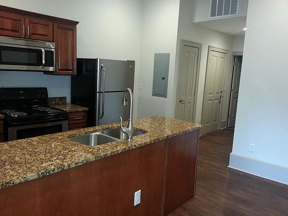 Granite counter tops, stainless steel appliances