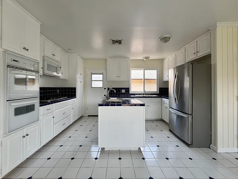 7928 Owensmouth Ave — Photo 11
