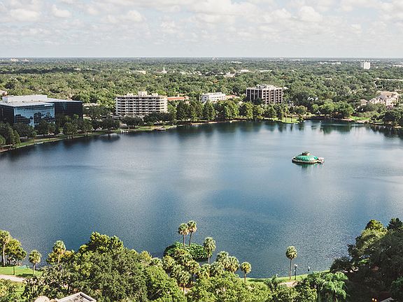 Beautiful views of Lake Eola