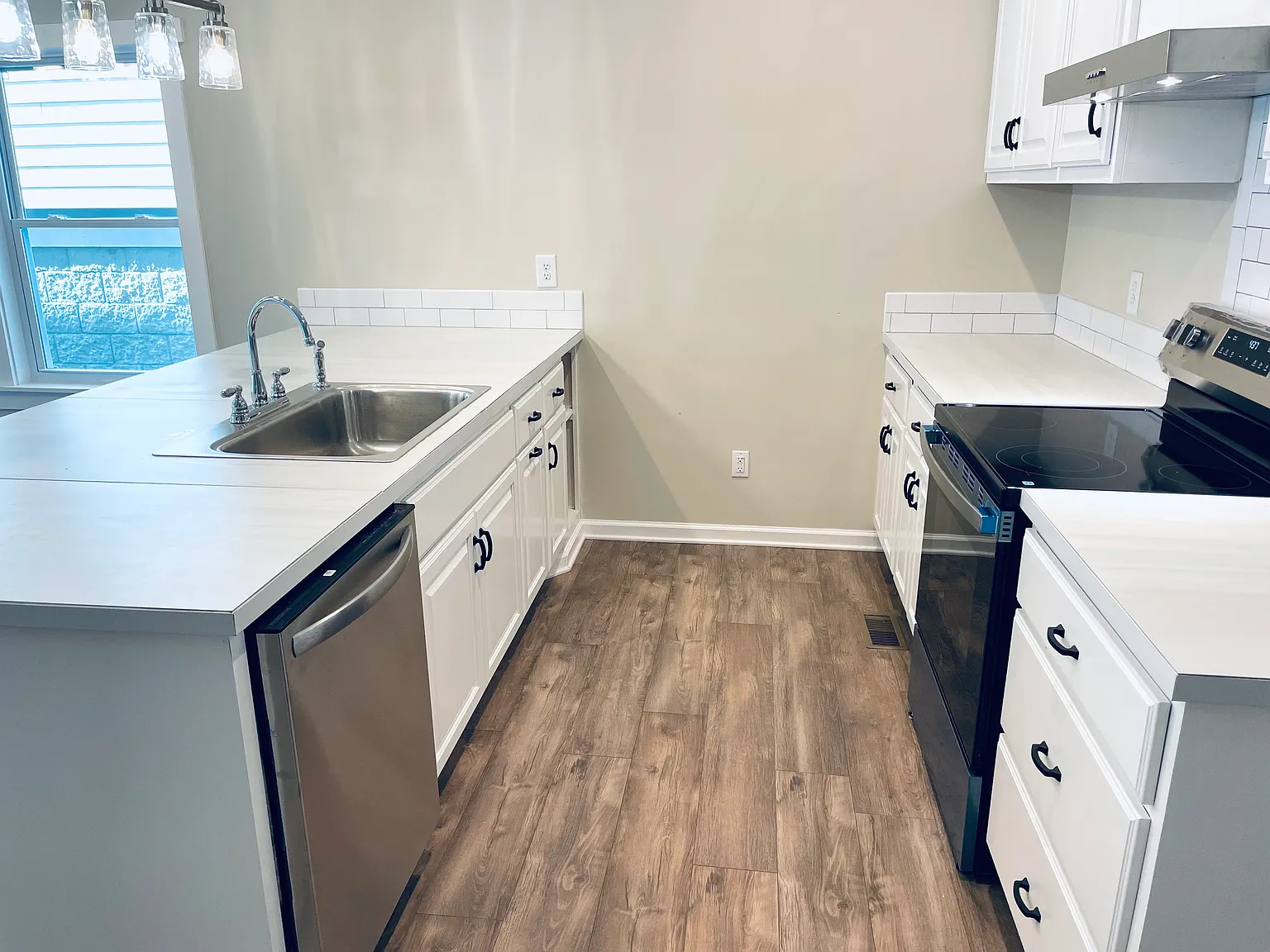 4 bed, 2584 sqft, $3,485 — Photo 4