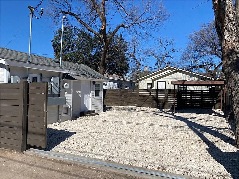 1105 E 3rd St #B — Photo 2