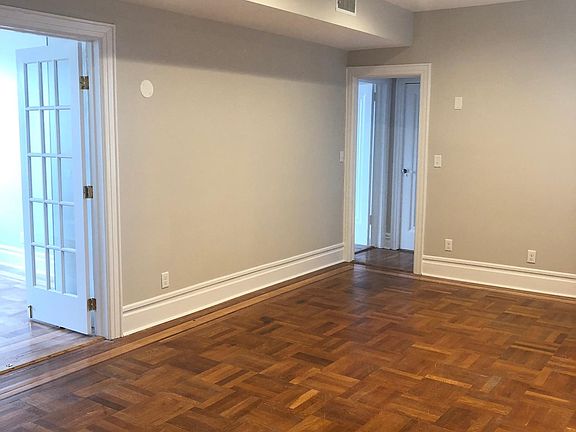 Large Living room , great lighting, lots of space to spread out