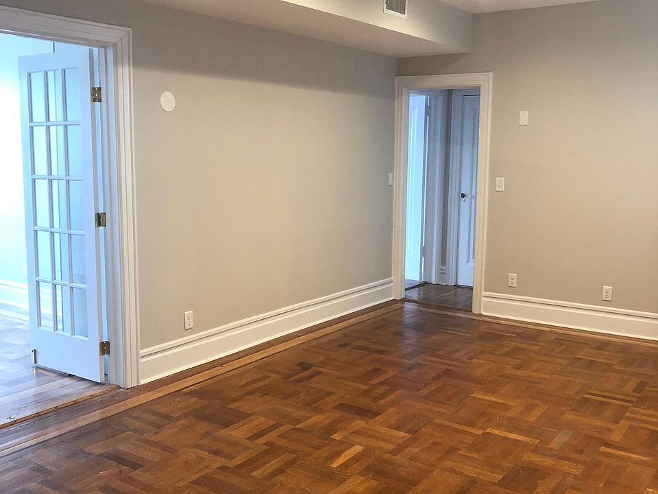 Large Living room , great lighting, lots of space to spread out