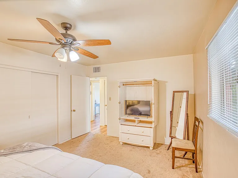 1516 E Spring St — Photo 13