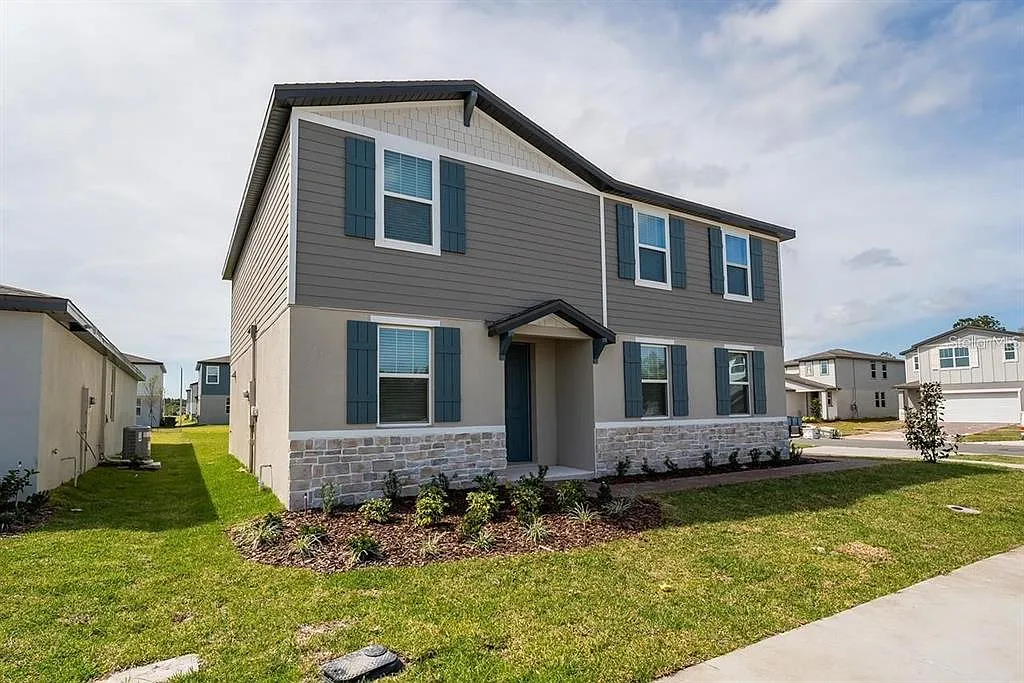 4 bed, 2.5 bath, 2340 sqft, $2,600 — Photo 2
