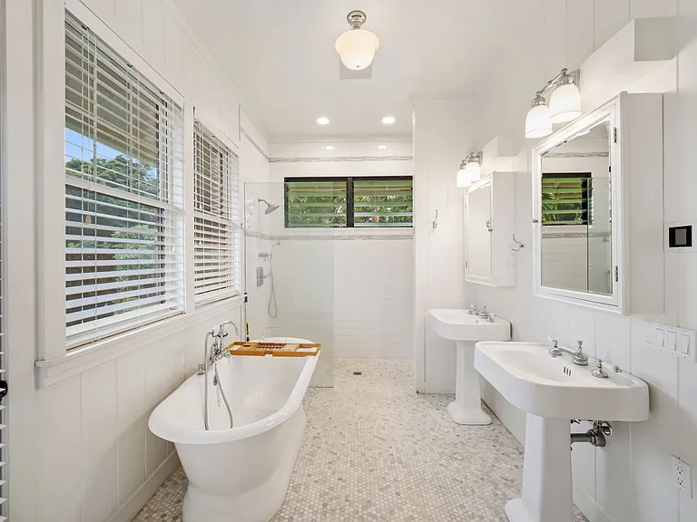 Master Bathroom: Additional outdoor shower right outside!