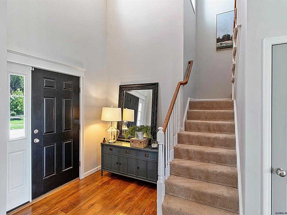 3rd image of 26 Maiden Cir