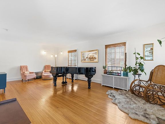 4th image of 1626 Flora Ave