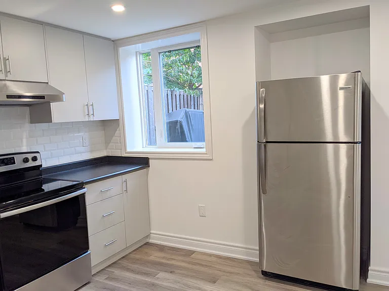 4637 Sandford Farm Dr — Photo 2
