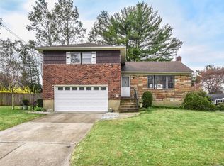 19 Briarwood Dr, Glen Cove, NY 11542