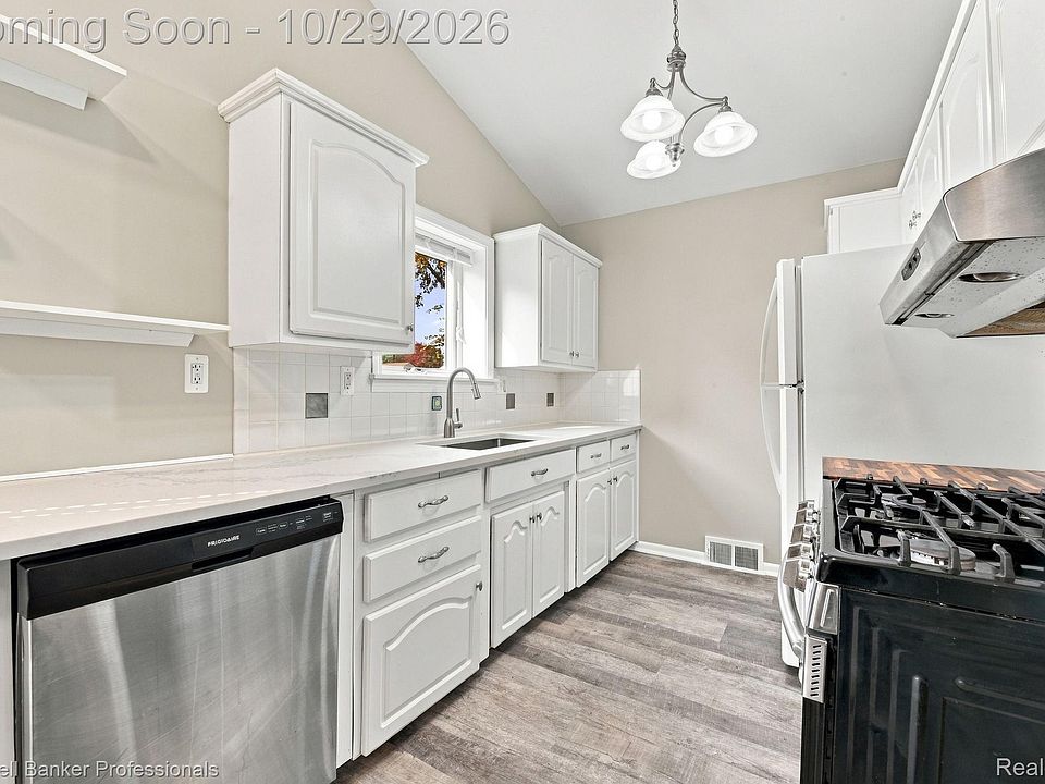 22704 Furton St, photo 7