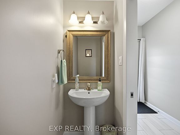 5th image of 42 Vimy Ridge Cres
