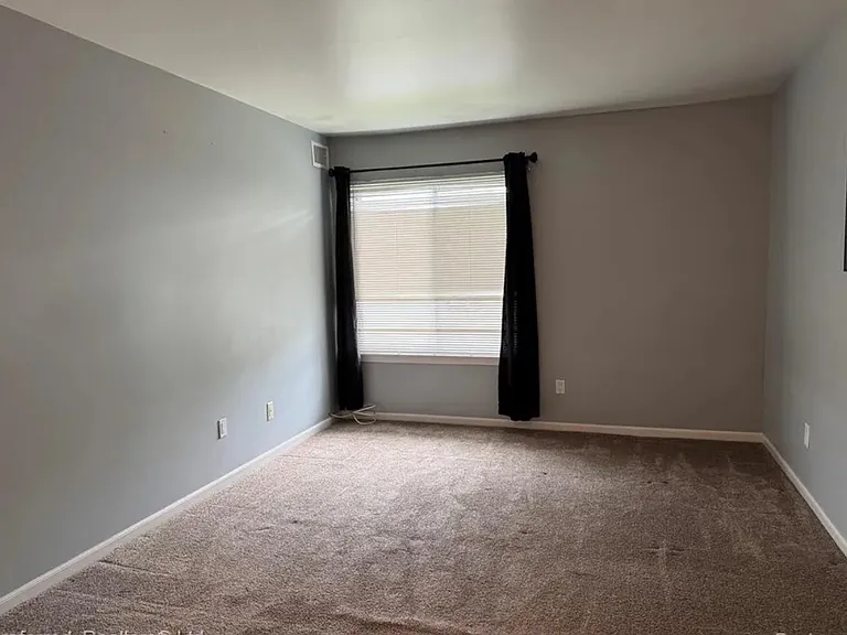 706 Sunset Ln — Photo 2
