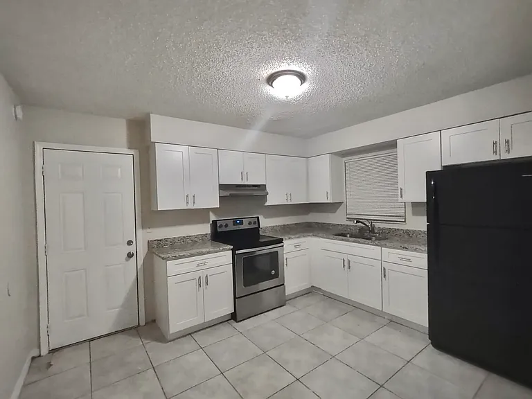 1704 Birchwood Cir #2 — Photo 3