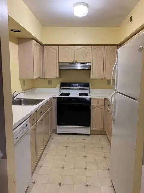 2 bed, 1.5 bath, 1120 sqft, $2,100 — Photo 3
