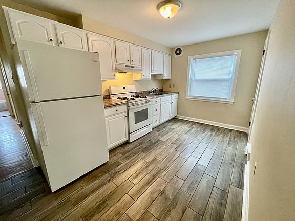 Full Eat - In Kitchen with Gas Cooking