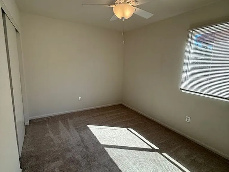 Very Nice 2 bedroom/2 Bathroom home close to Dining and Shopping — Photo 11