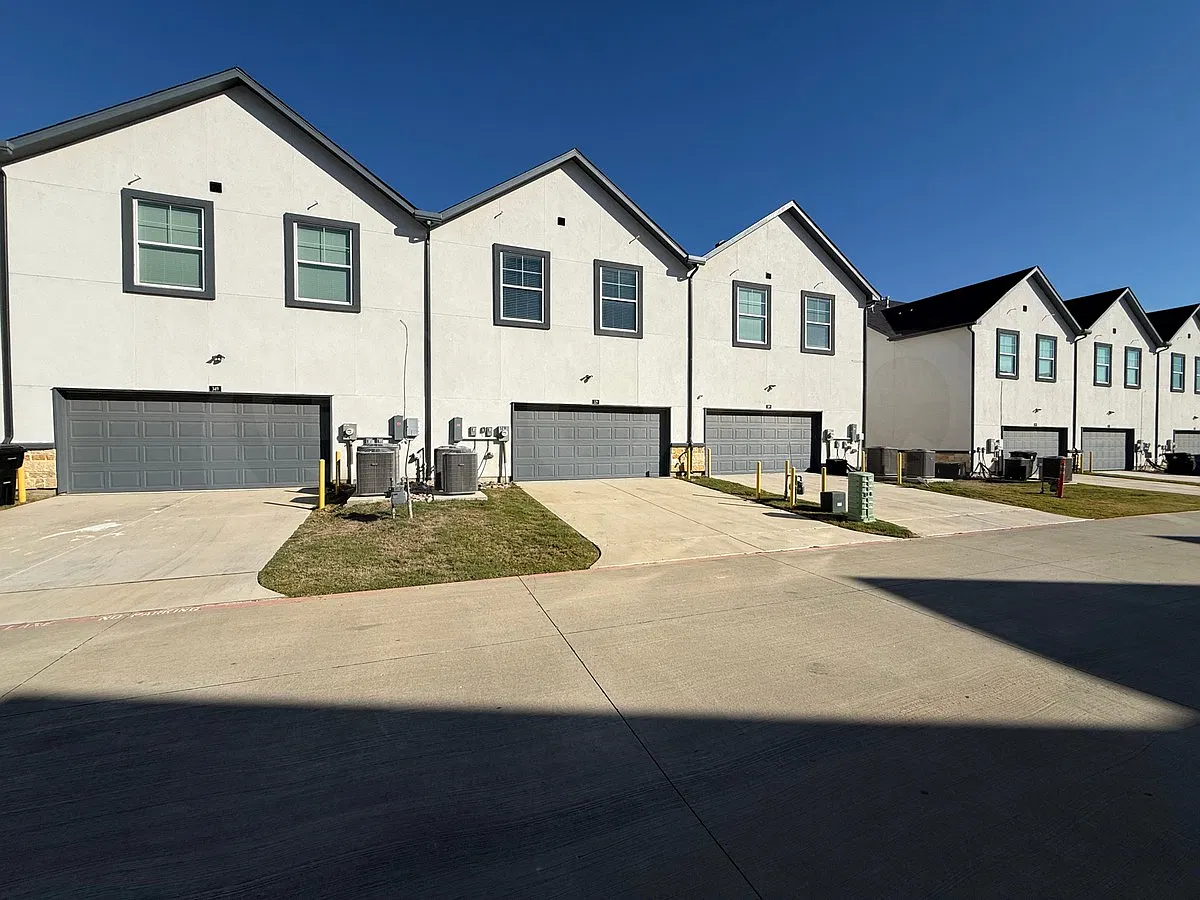 4 bed, 2.5 bath, 2159 sqft, $2,249 — Photo 3