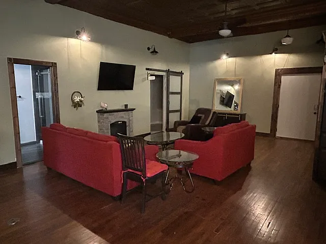 3 bed, 2400 sqft, $1,950 — Photo 2