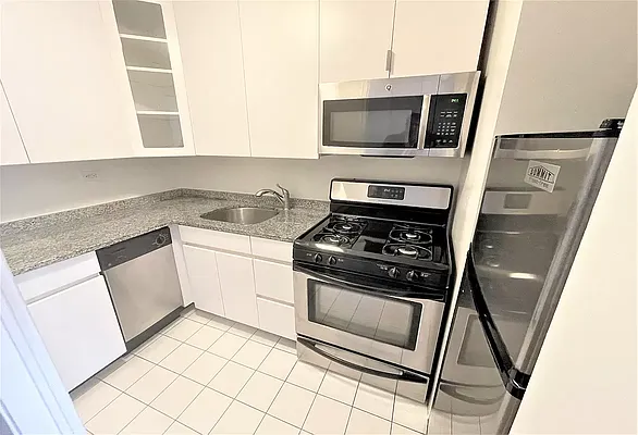 Rented by Manhattan Realty Group | media 7