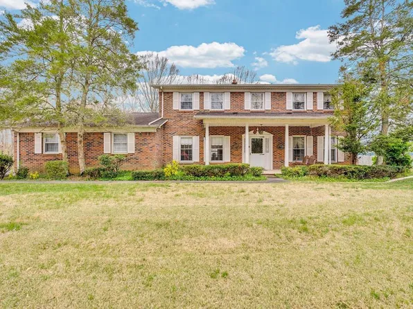 99 Hilltop Ln, Byrdstown, TN 38549