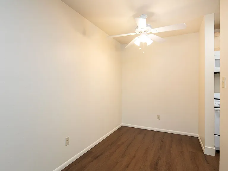 Avante Apartments - Charming, Centrally Located Building with Off Street Parking! — Photo 17