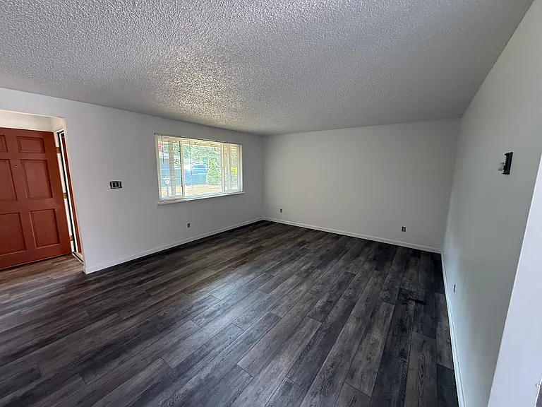 1080-1082 NE Cochran Dr #2 — Photo 4