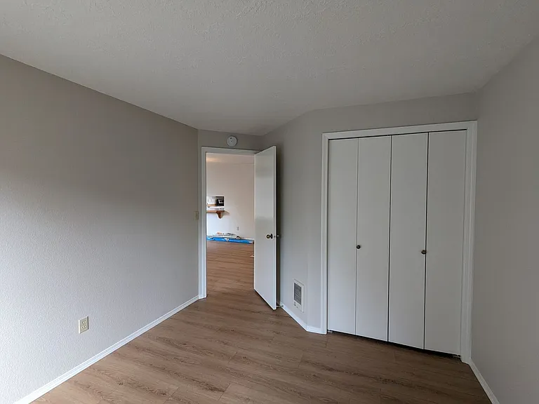 1147 NE Viking Ct — Photo 11