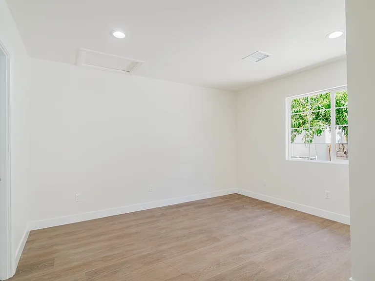 17908 Califa St — Photo 44