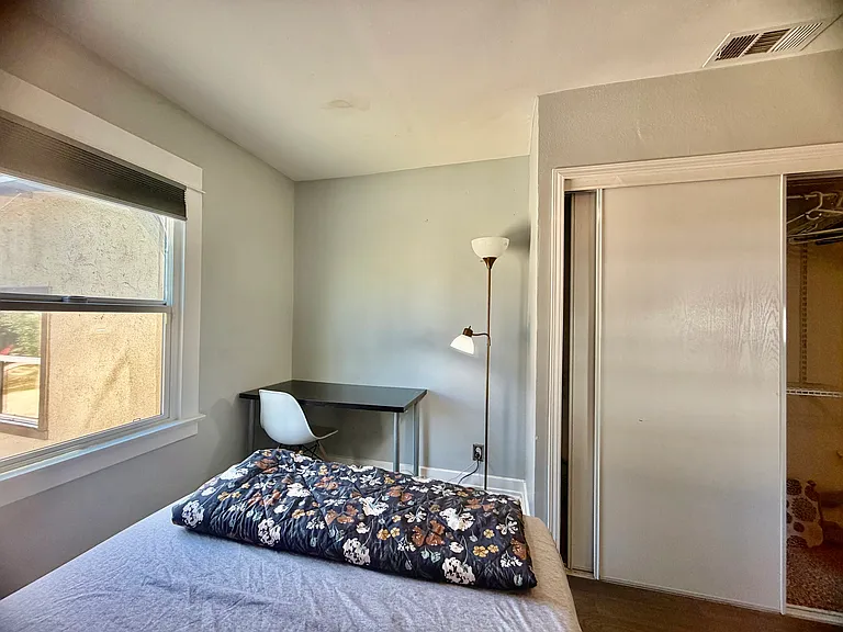 736 E East St — Photo 9