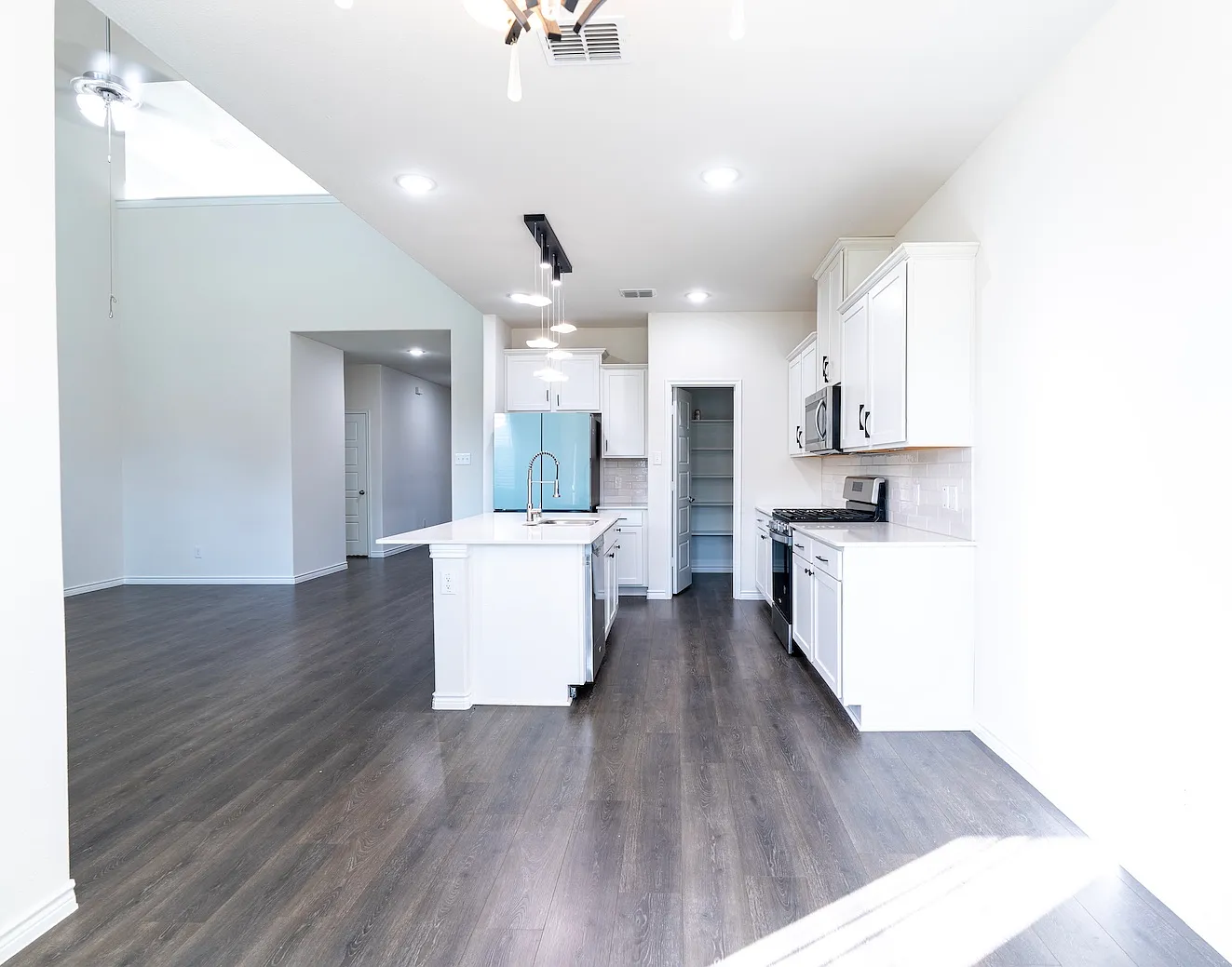 4 bed, 2349 sqft, $2,850 — Photo 4
