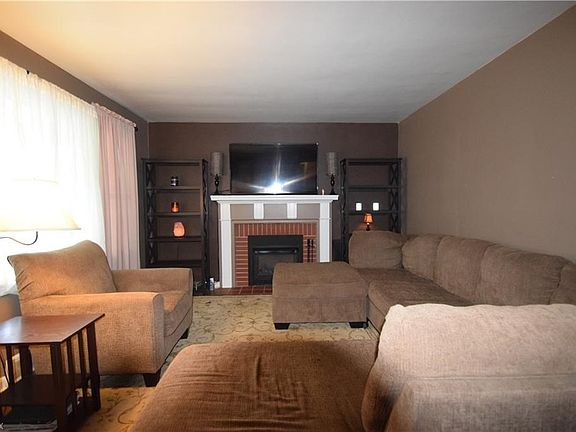 3rd image of 489 Brookfield Ave