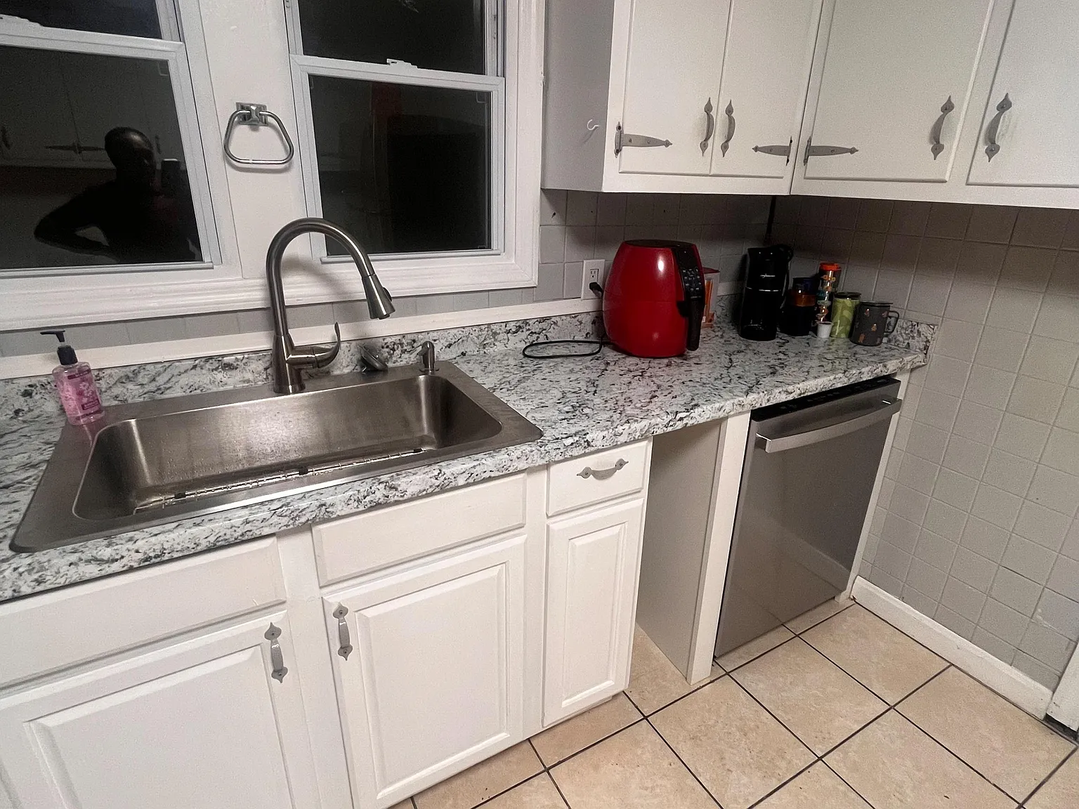 3 bed, 1.0 bath, 2500 sqft, $1,018 — Photo 2