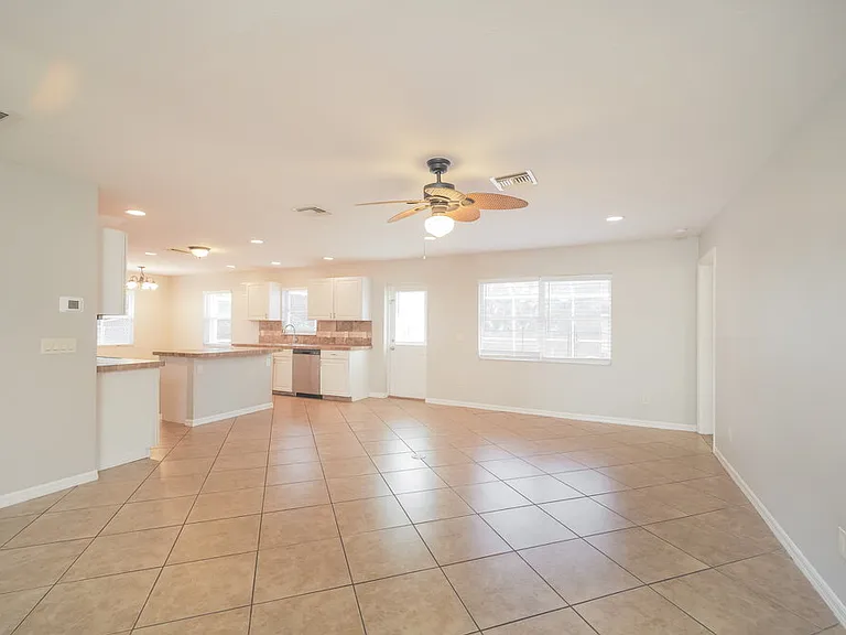 1413 SW 11th Pl — Photo 3