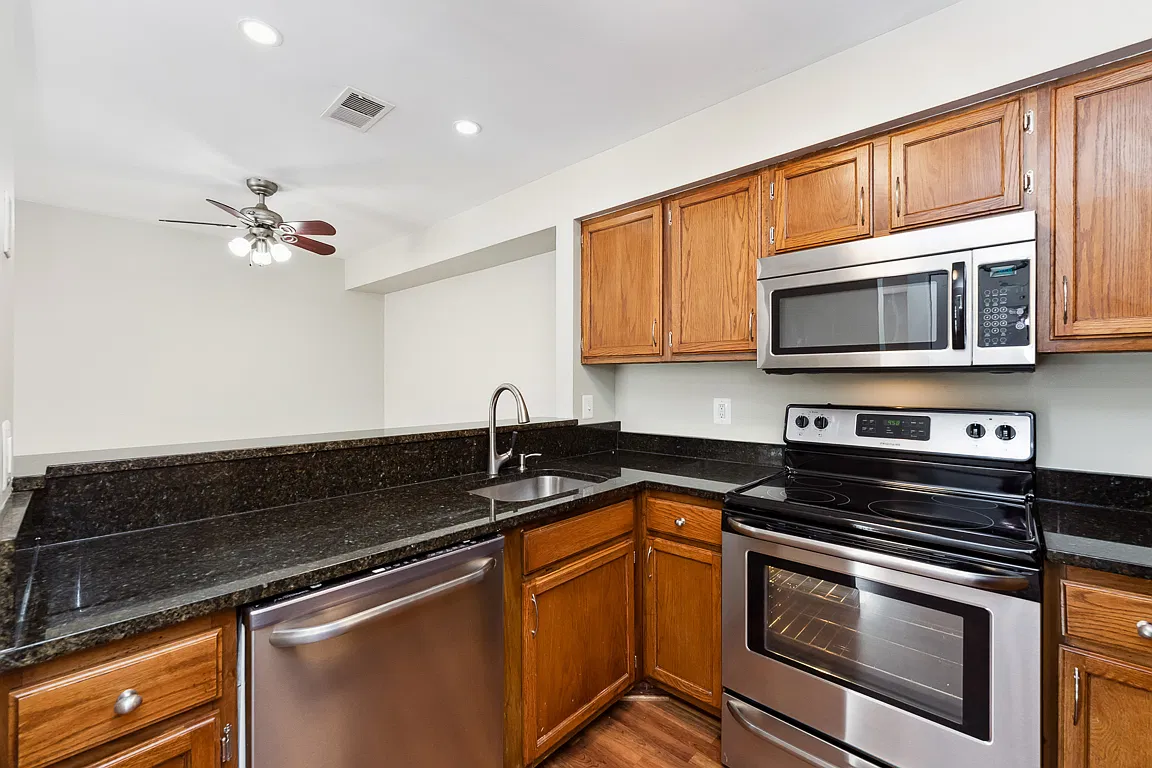 2 bed, 1075 sqft, $2,200 — Photo 4