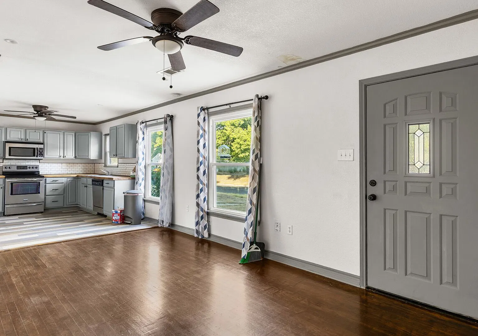 3 Bed 2 Bath For Lease! — Photo 2